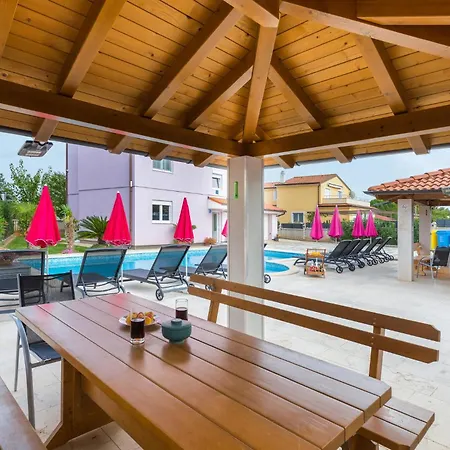 Apartment Stunning In Valbandon With Wifi *