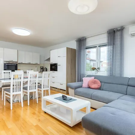 Stunning In Valbandon With Wifi Apartment