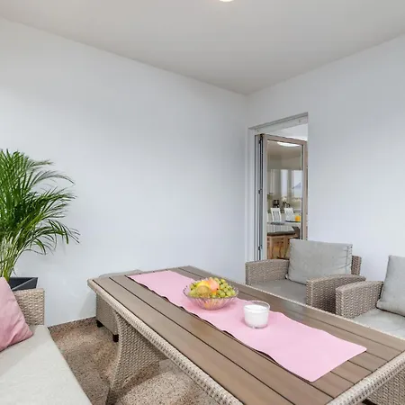 Stunning In Valbandon With Wifi Apartment