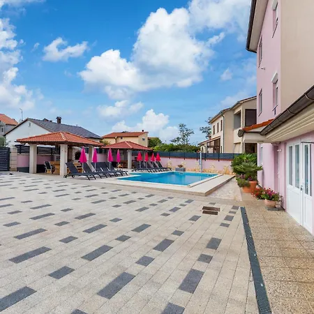 Apartment Stunning In Valbandon With Wifi