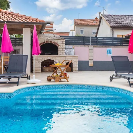 Stunning In Valbandon With Wifi * Fazana
