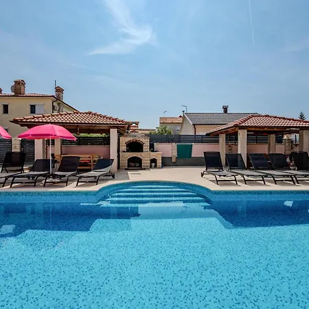 Apartment Stunning In Valbandon With Wifi