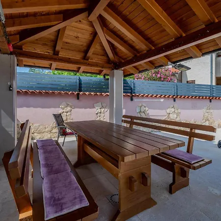 Apartment Stunning In Valbandon With Wifi *