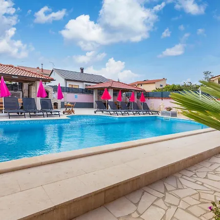 Stunning In Valbandon With Wifi Fazana
